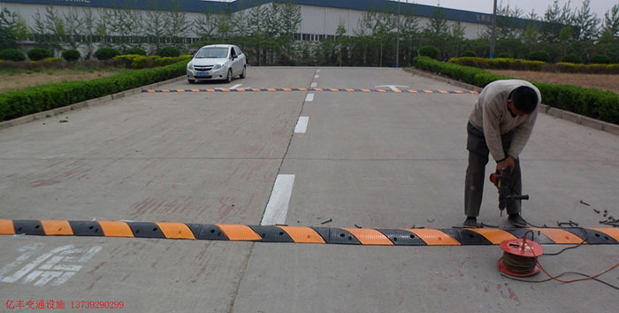 減速帶安裝進(jìn)行中