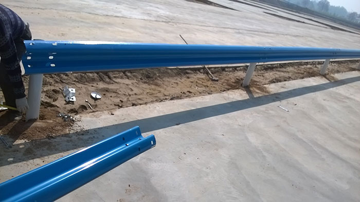 藍(lán)色噴塑波形護(hù)欄安裝中